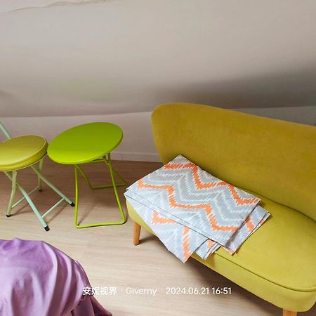 Le Coin Des Artistes Bed and Breakfast Ζιβερνί Εξωτερικό φωτογραφία