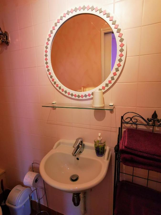 Le Coin Des Artistes Bed and Breakfast Ζιβερνί Δωμάτιο φωτογραφία