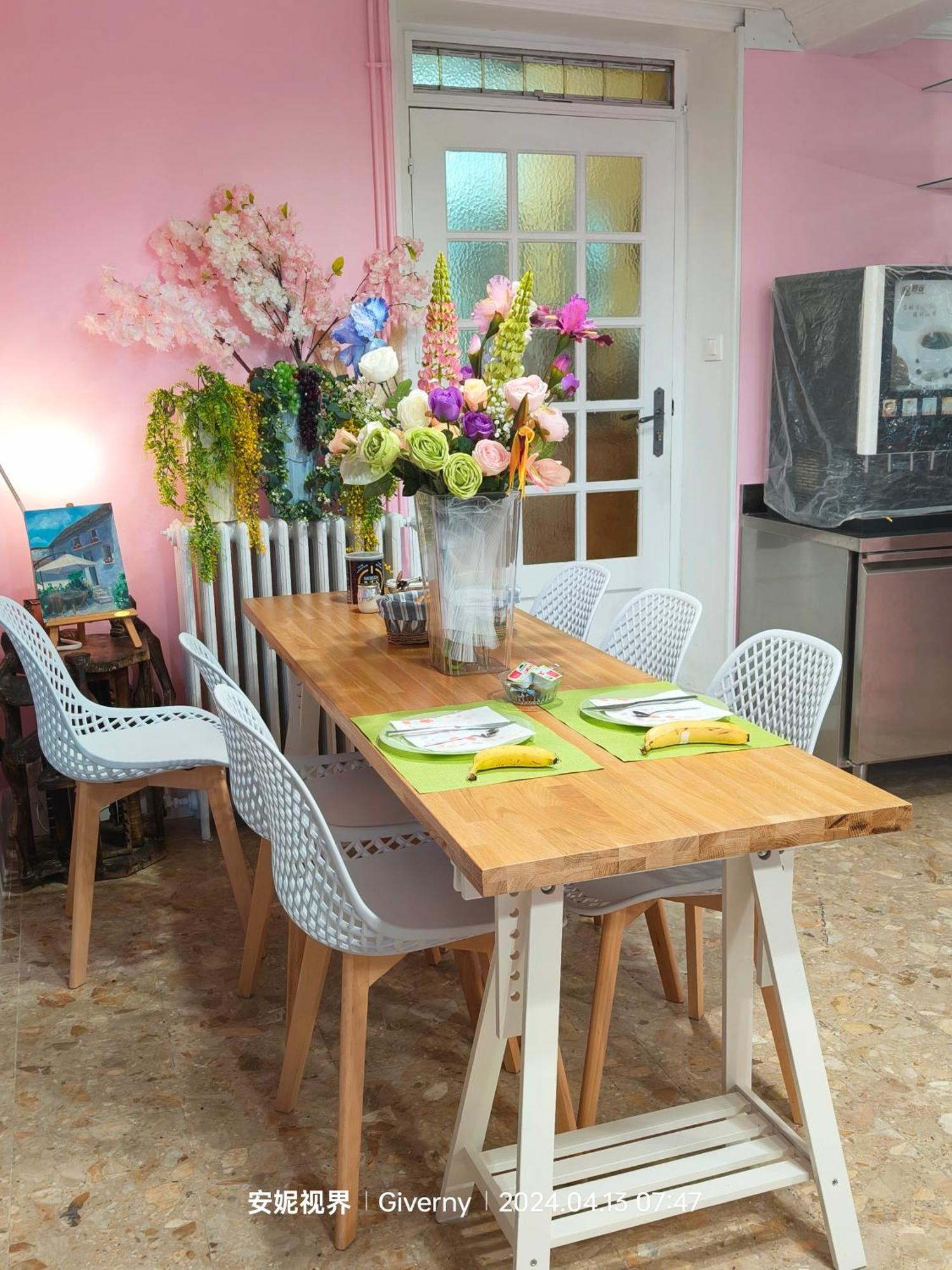 Le Coin Des Artistes Bed and Breakfast Ζιβερνί Εξωτερικό φωτογραφία