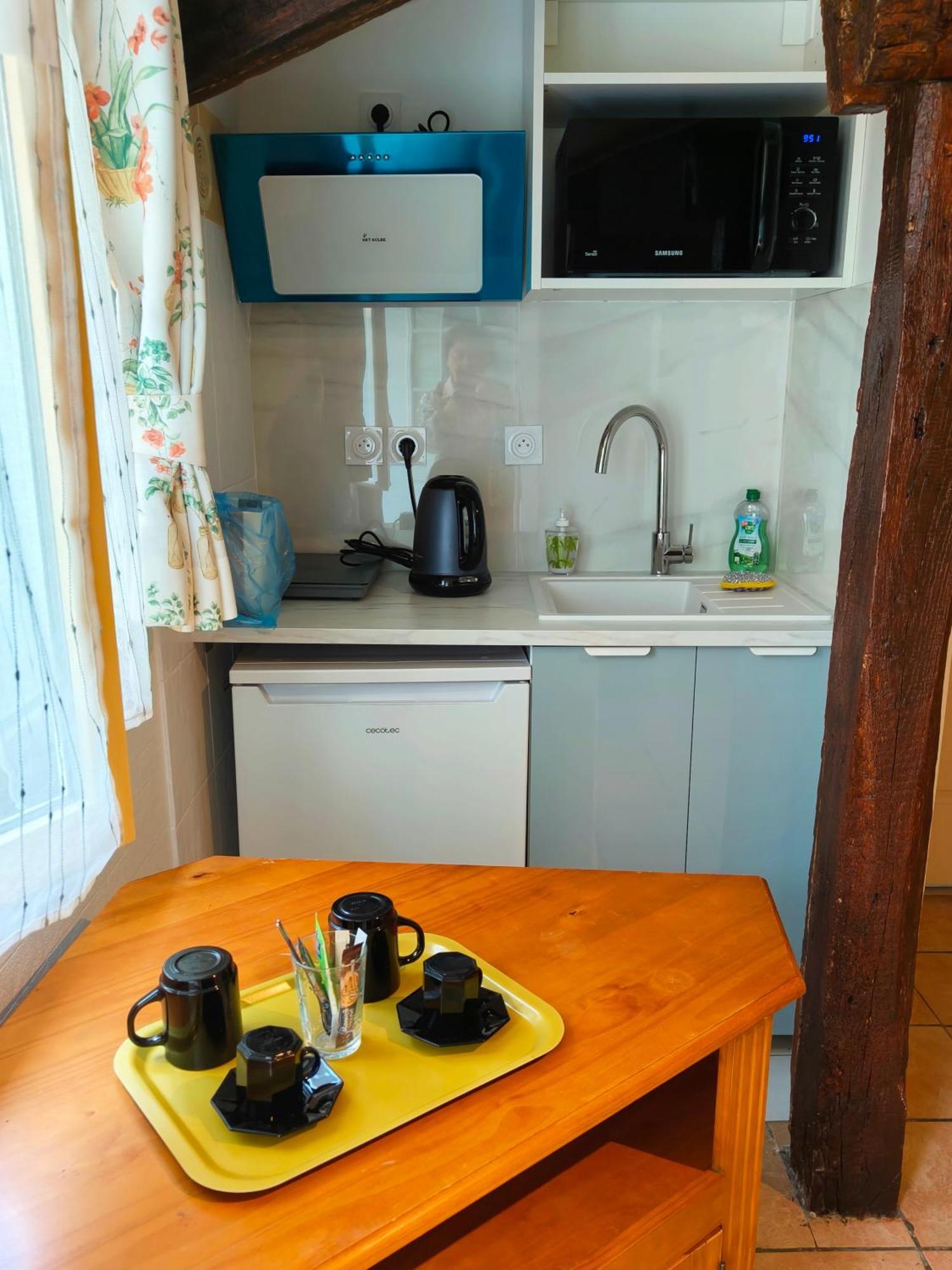 Le Coin Des Artistes Bed and Breakfast Ζιβερνί Δωμάτιο φωτογραφία