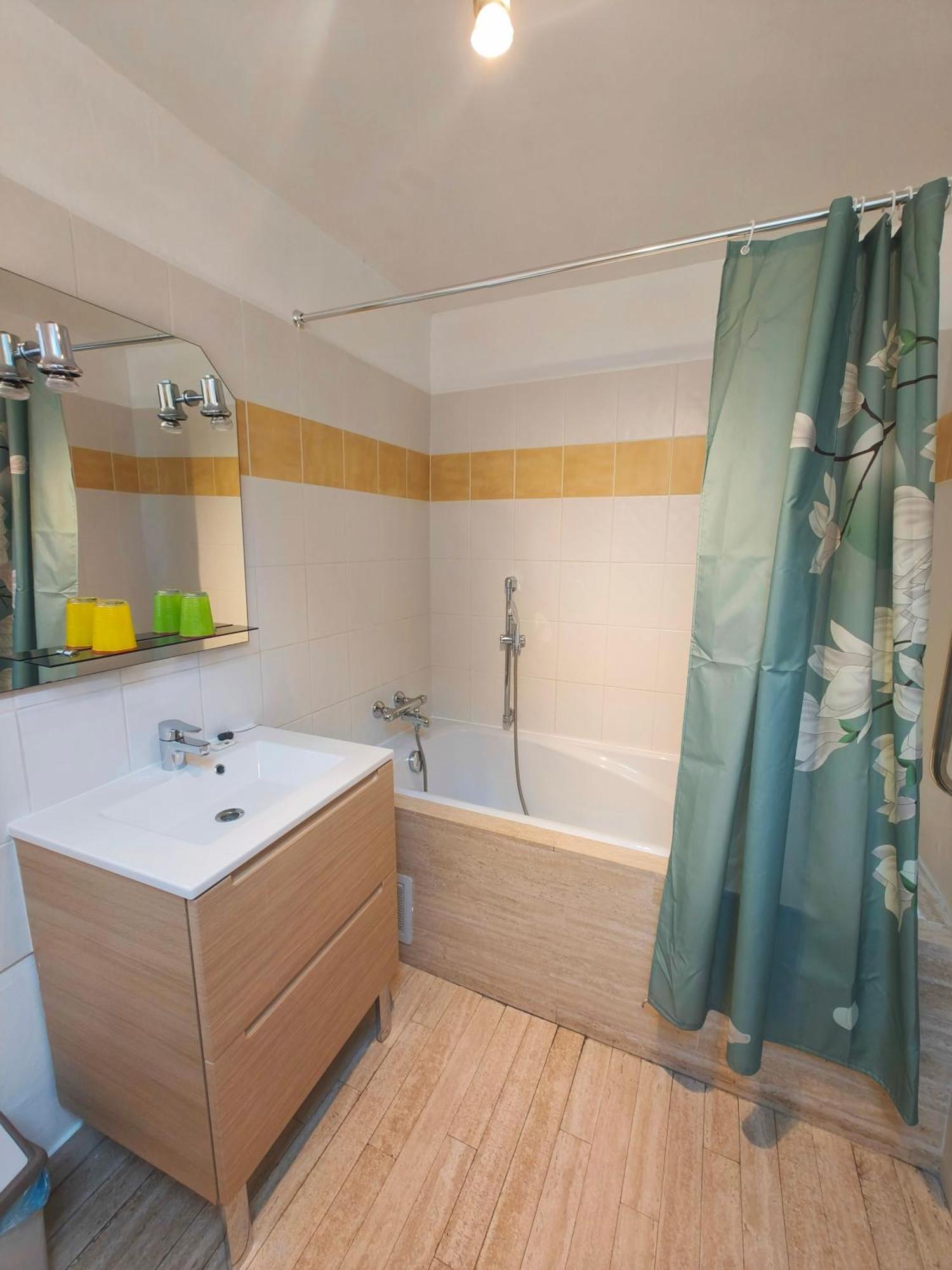 Le Coin Des Artistes Bed and Breakfast Ζιβερνί Δωμάτιο φωτογραφία