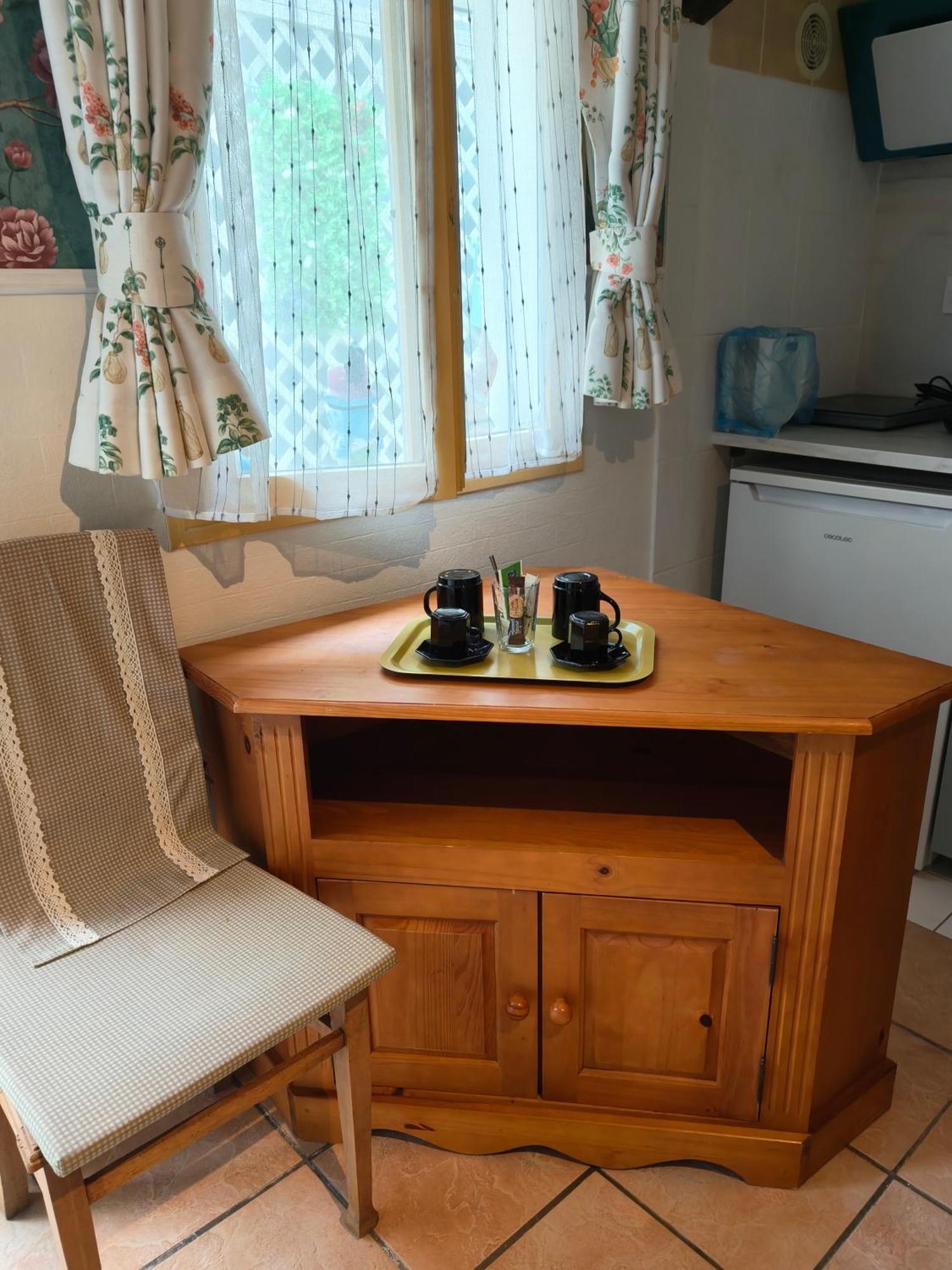 Le Coin Des Artistes Bed and Breakfast Ζιβερνί Δωμάτιο φωτογραφία